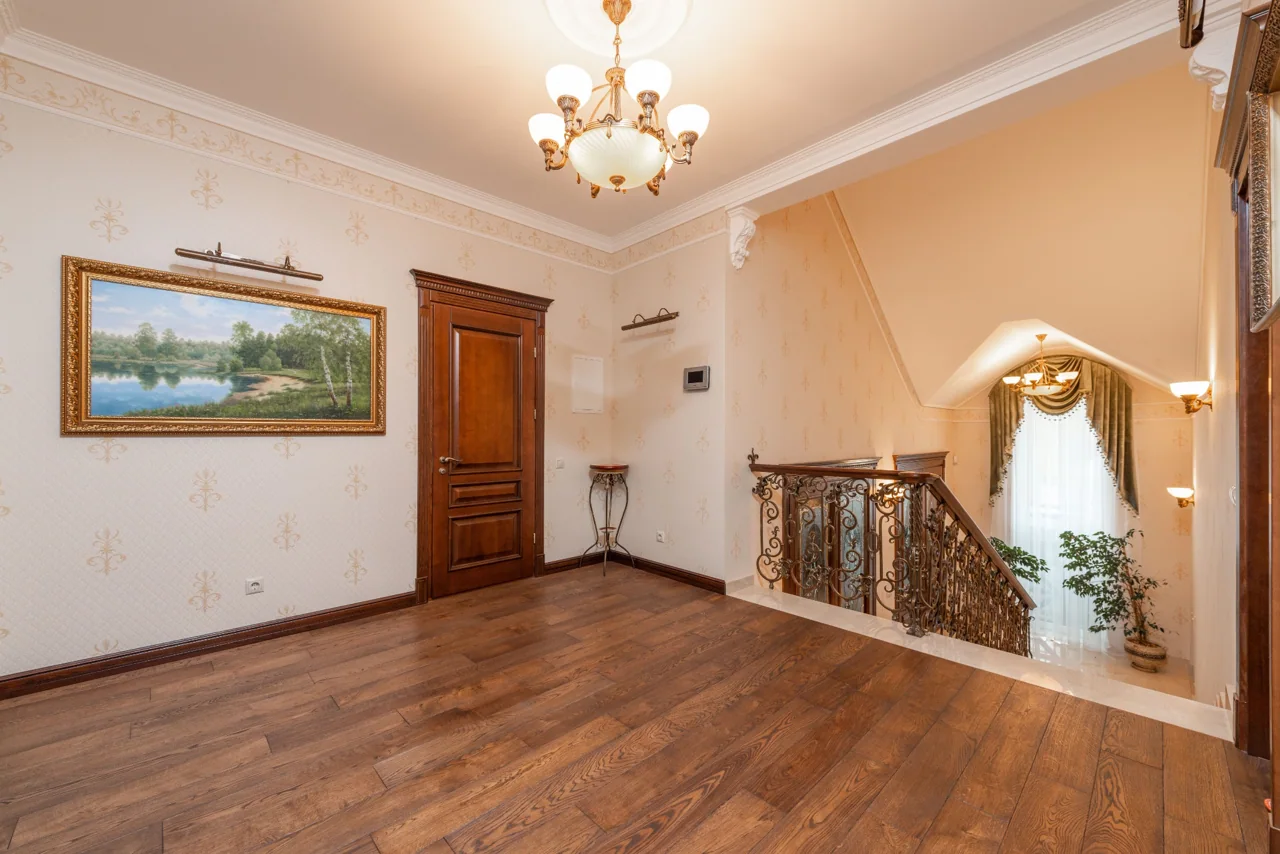 Warm tones & traditional detail — Interior Painting